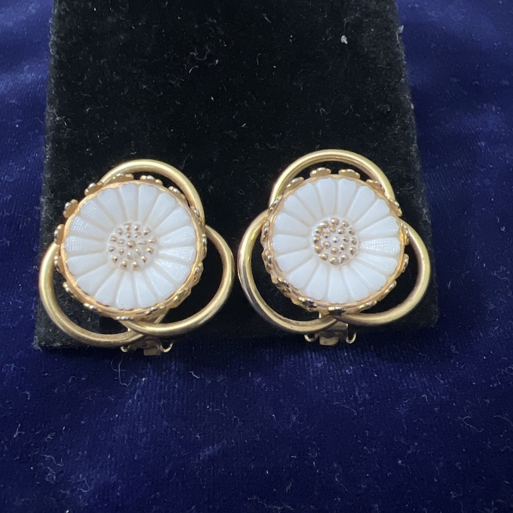 Vintage Signed Hobe Large Daisy Gold Tone Clip On Earrings